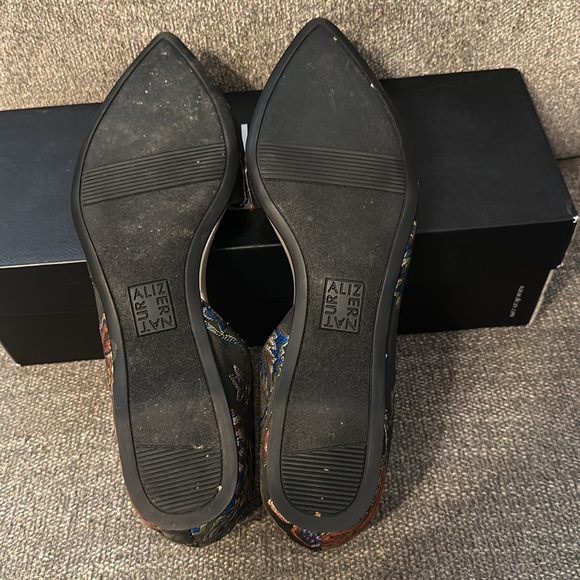 Naturalized Samantha Brocade shoes - Picture 4 of 7